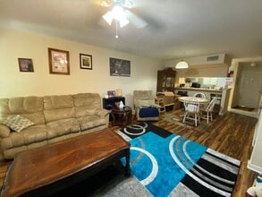 Building Photo - Pick Wick Park- 2 Bedrm & 2.5 Ba. Close to UF