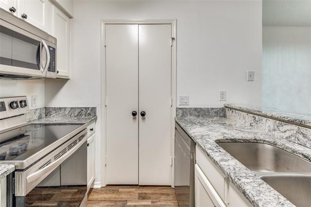 Building Photo - 1410 Meadowood Village Dr