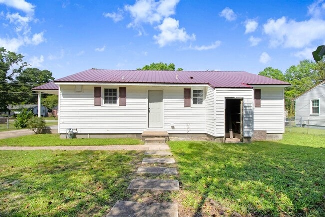 Building Photo - ADORABLE 3 BR | 1 BA HOME - 2 Car Detached...