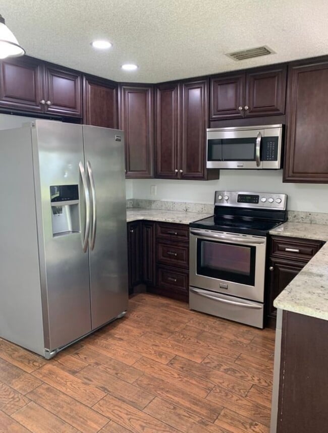 Building Photo - 7926 Avenal Loop