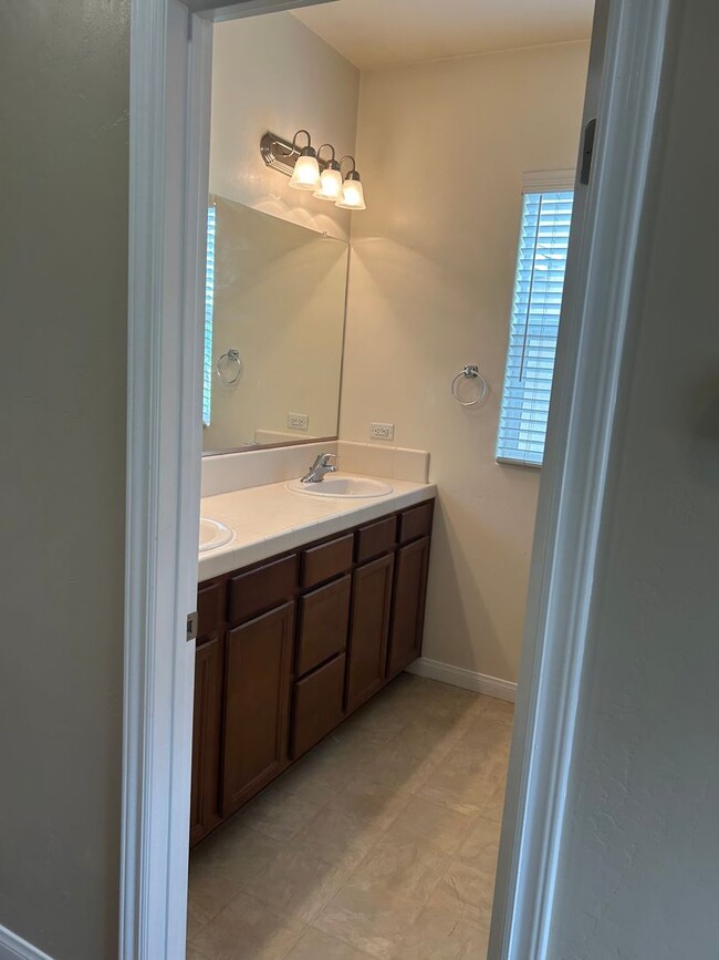 Building Photo - Spacious home in University Park
