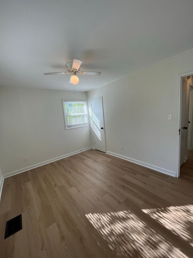 Building Photo - 3 Bedroom 1.5 Bathroom Home with Fenced in...