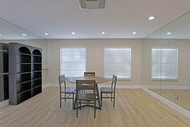 Building Photo - 5305 Summerlin Rd