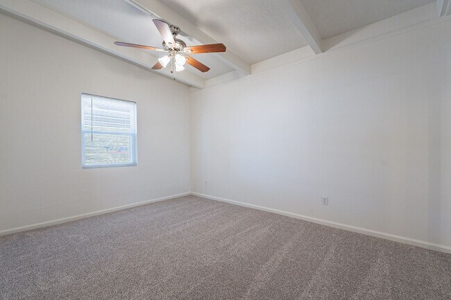 Building Photo - Updated townhome near Central Phx/Biltmore!