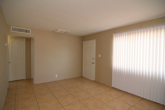 Building Photo - Remodeled 3 Bedroom 1 Bath House! Central ...