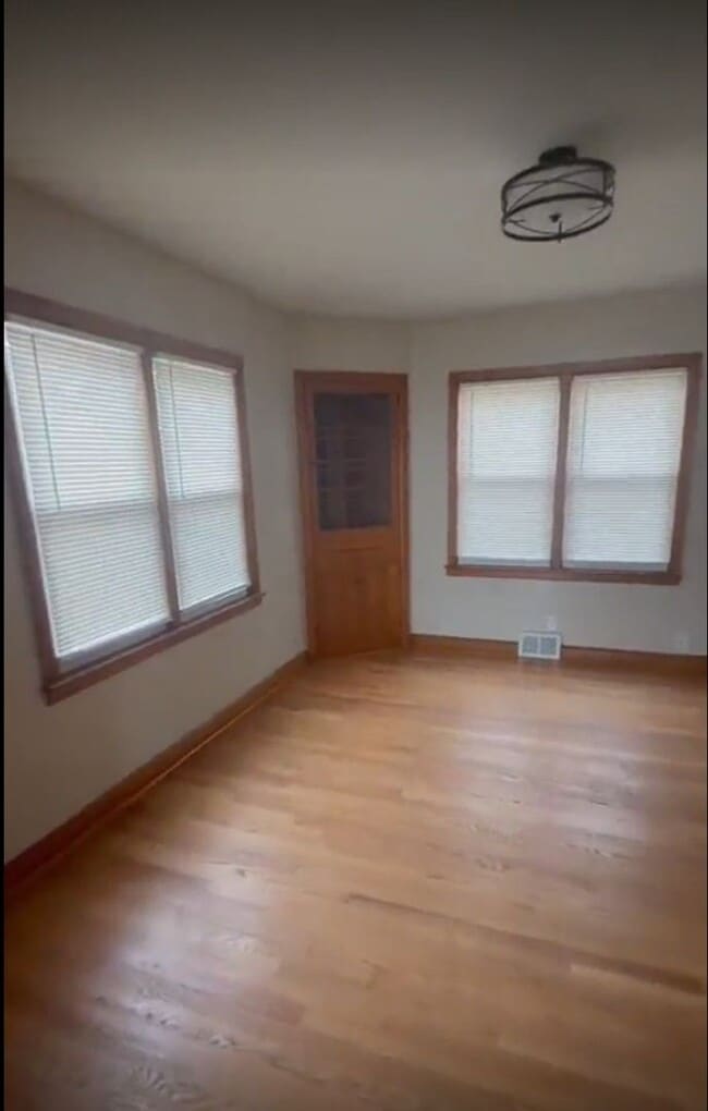 Building Photo - 8902 W Silver Spring Dr