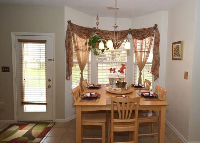 Building Photo - Quiet Cul-de -sac