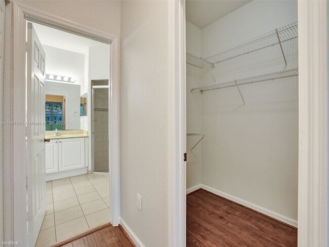Building Photo - 4 br, 3.5 bath Townhome - 5127 Madison Lak...