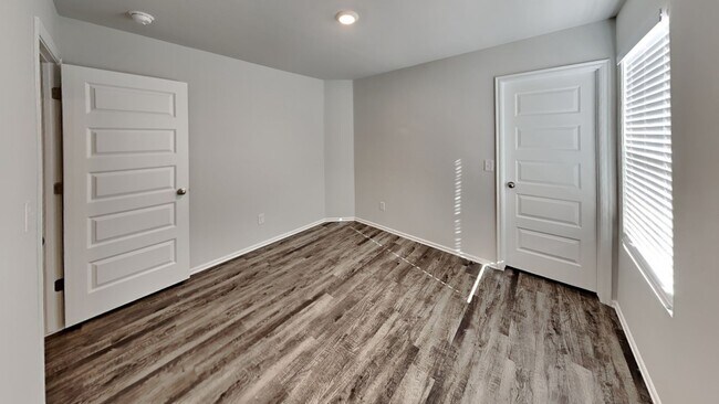 Building Photo - A Nice 4 Bed 2 Bath Home in Mustang School...