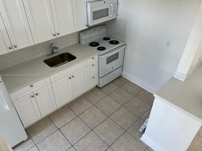 Building Photo - 3901 SW 109th Ave