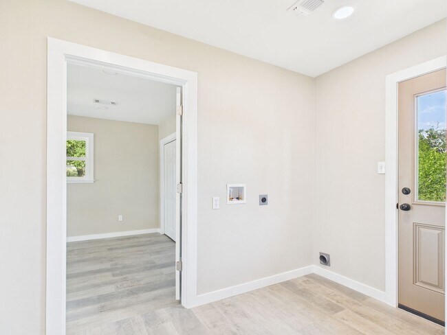 Building Photo - Harper TX Rental