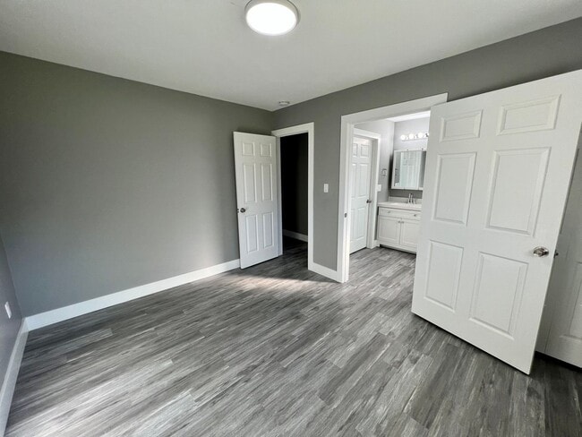 Building Photo - Massive Space! 4 Bedrooms 2 Bathrooms - Cr...