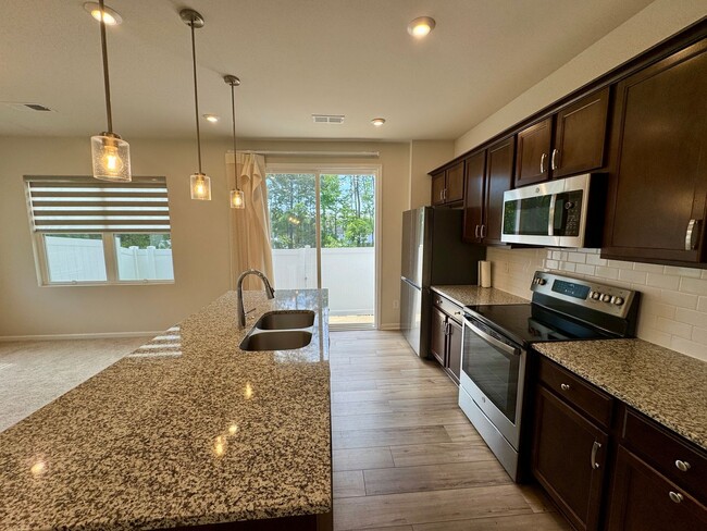 Building Photo - Cute 3BR/2BA Townhouse Minutes from Uptown