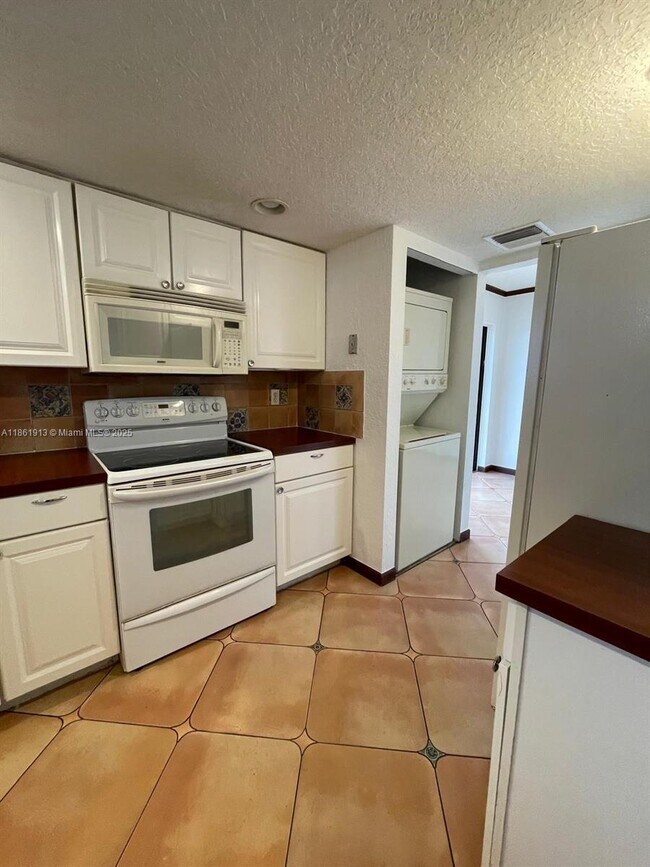 Building Photo - 6575 W Oakland Park Blvd