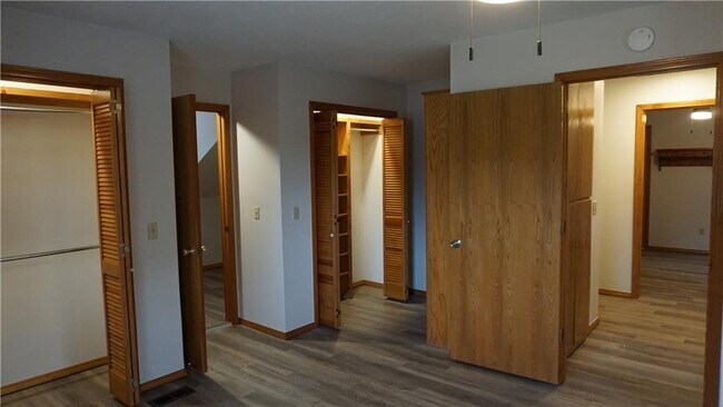 Building Photo - 107 N Elm Springs Rd