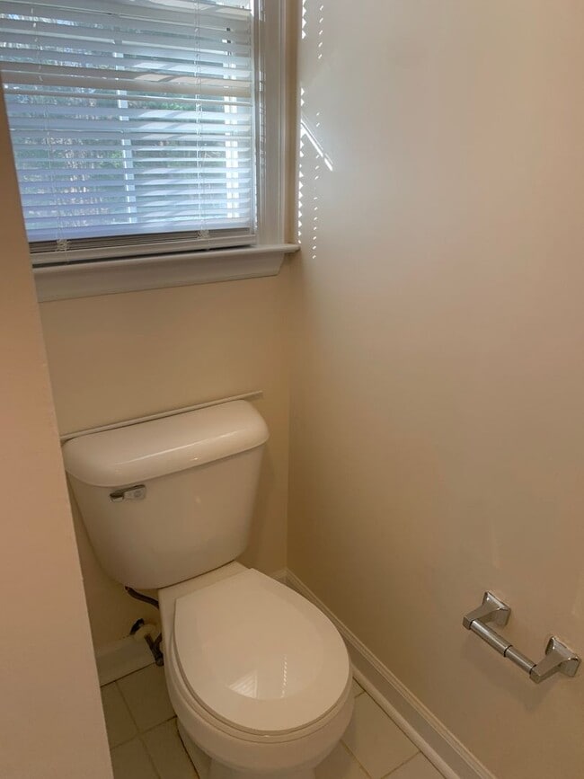 Building Photo - PET FRIENDLY-3 BEDROOM WITH DOWNSTAIRS PRIMARY SUITE- 717 St.Catherines~3 brm 2.5 bath~wood burni...