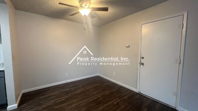 Building Photo - Charming Galt 2bd/2ba Duplex with 2 Car Ga...