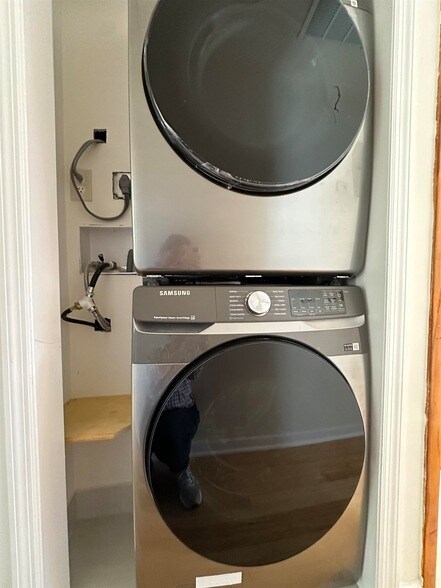 Building Photo - 33 E 51st St