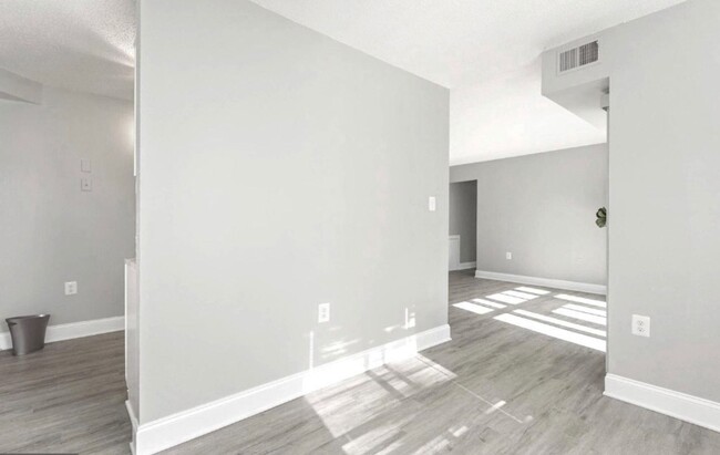 Building Photo - Renovated Herndon Condo