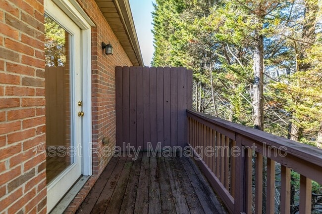 Building Photo - 1667 Maple View Way