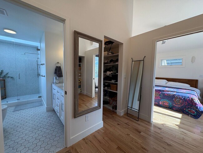 Building Photo - Stunning 4 bed 3.5 Bath Home in Wonderland Hills Walking Distance to Wonderland Lake. Rent Furnis...