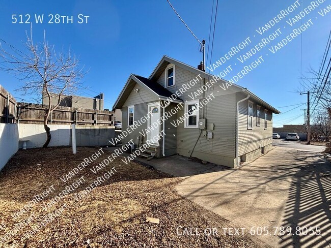 Building Photo - Charming 2 Bedroom 1 Bathroom House With L...