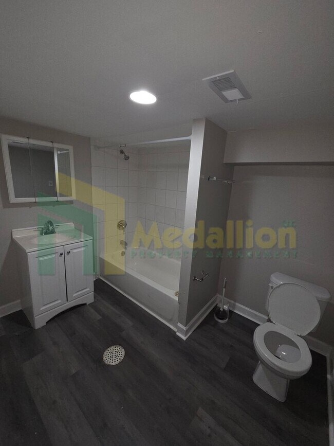 Building Photo - 3-Bedroom Duplex Downstairs unit in 2-Flat with Parking