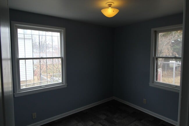 Building Photo - 1204 E Bismark Ave