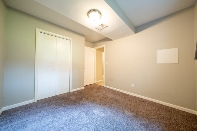 Building Photo - 3800 Fernbrook Ln N