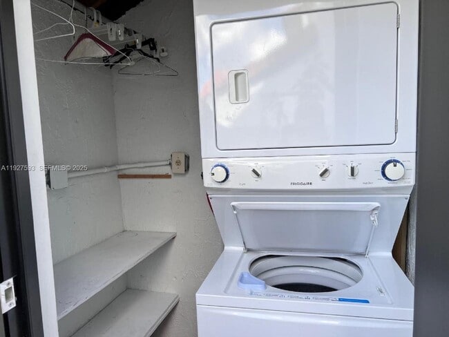 Building Photo - 6231 SW 138th Ct