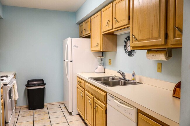 Building Photo - 108 E Campeche St