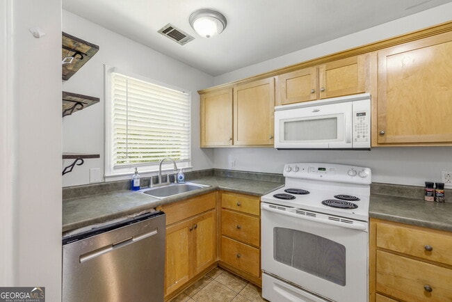 Building Photo - 205 Pineview Dr