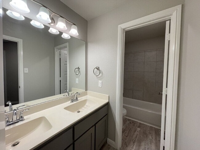 Building Photo - 281 Giddings Trl