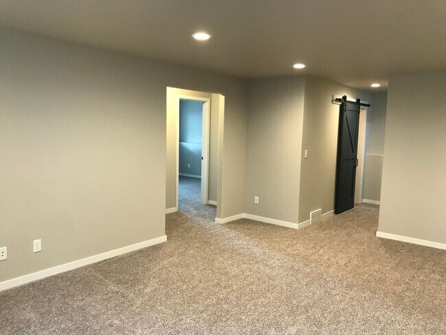 Building Photo - 4 Bed 2 Bath Single Family Home