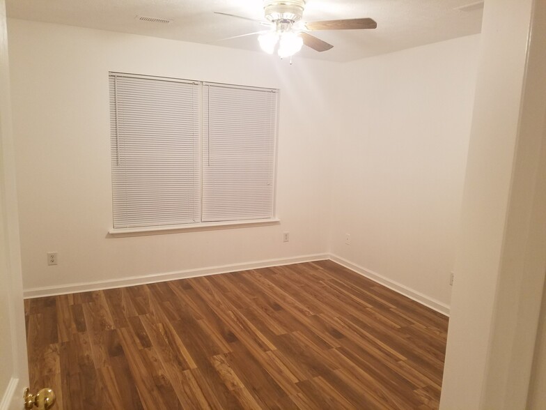 Building Photo - 401 Cricket Ln