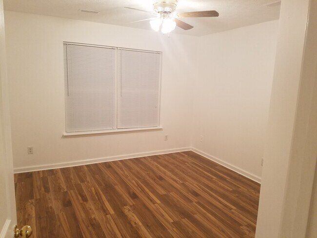 Building Photo - 401 Cricket Ln