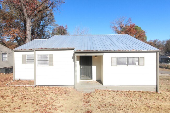3 Bedroom, 1.5 Bath! New on the Market! B... - 3 Bedroom, 1.5 Bath! New on the Market!  B...