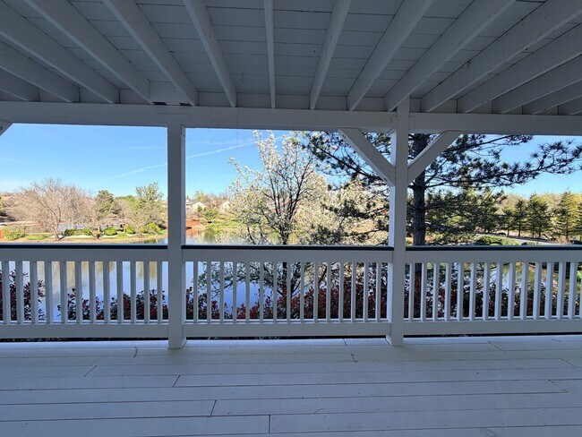 Building Photo - Beautiful Lakefront Home in the Vineyard! 55+ community