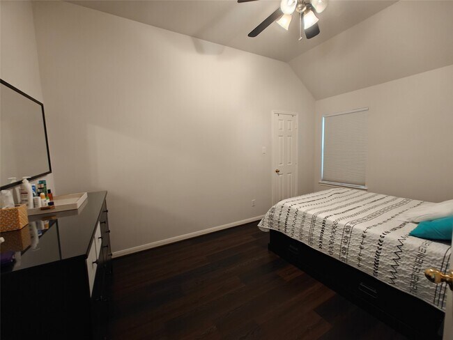 Building Photo - 5902 Mettler Ln