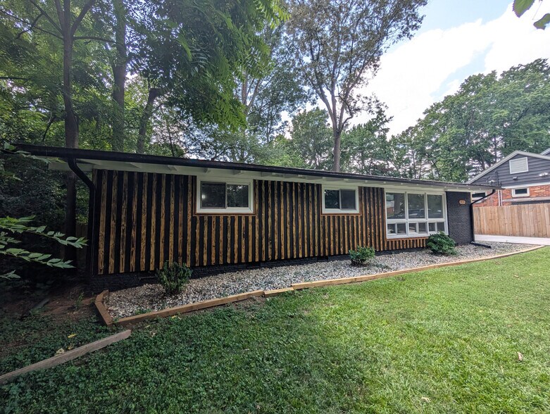 Building Photo - Room in House on Milford Rd