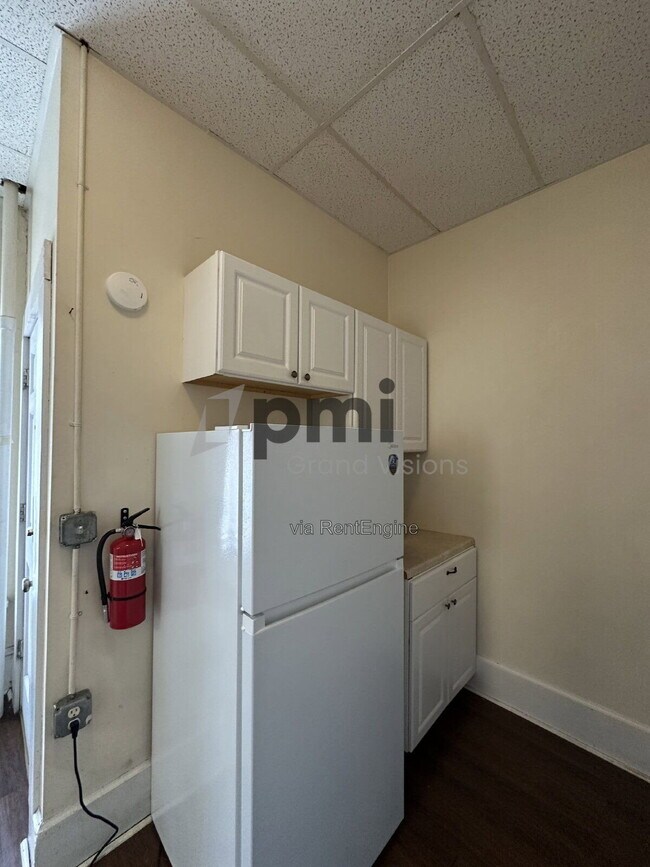 Building Photo - 601 Monroe Ave