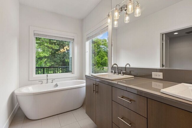 Building Photo - 2220 SE Lambert St