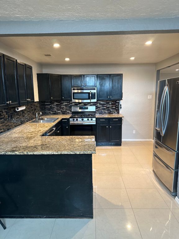 Building Photo - 2423 Palomas Dr NE