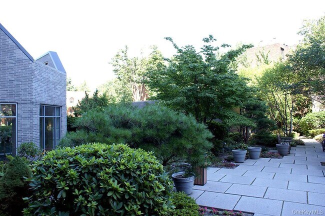 Building Photo - 112-01 Queens Blvd