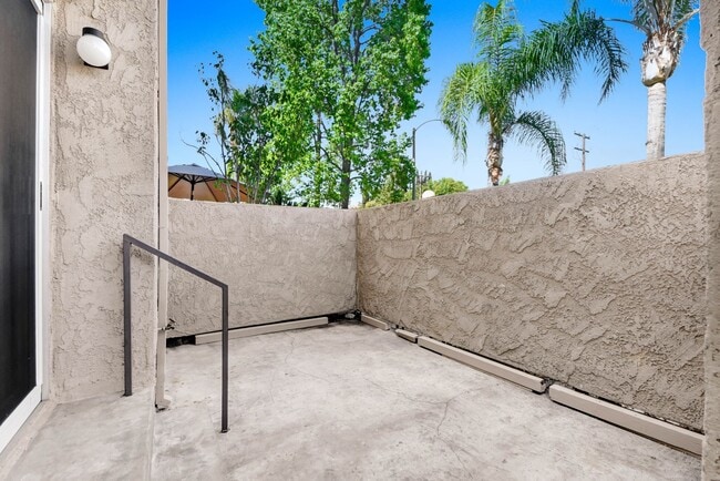 Building Photo - Available Now! 2-bedroom, 2.5 bath, 2 story condominium!