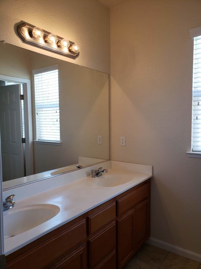 Building Photo - Huge Bella Flora house ready for you to ca...