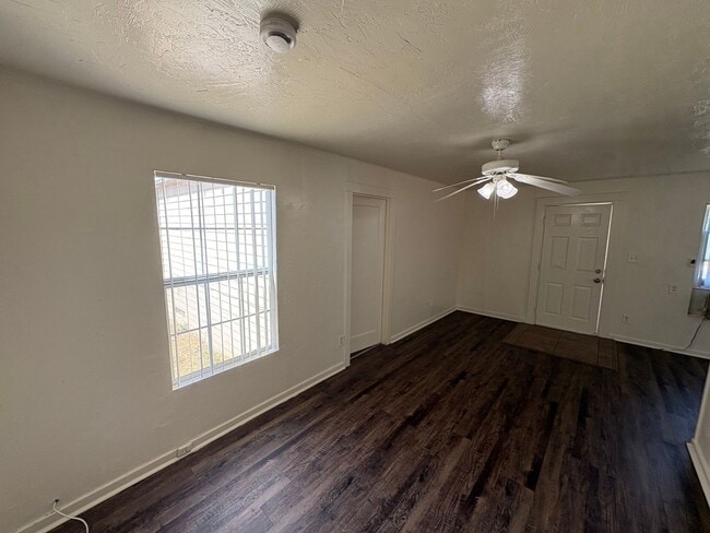 Building Photo - Cozy Hanford Home Available Now!