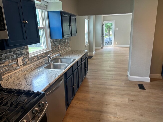 Building Photo - Large Home in Lindenwood Park