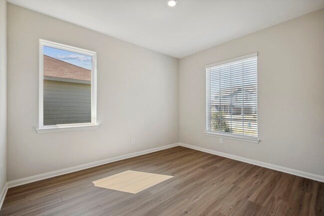 Building Photo - 335 Kingston Wy