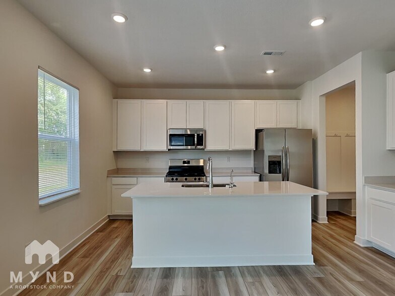 Building Photo - 16935 Sandhurst Pl